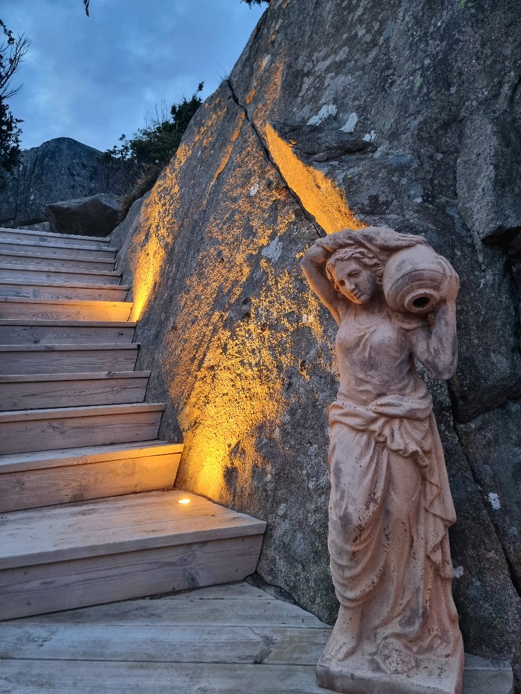 Ljussättning av berg med varmt ljus