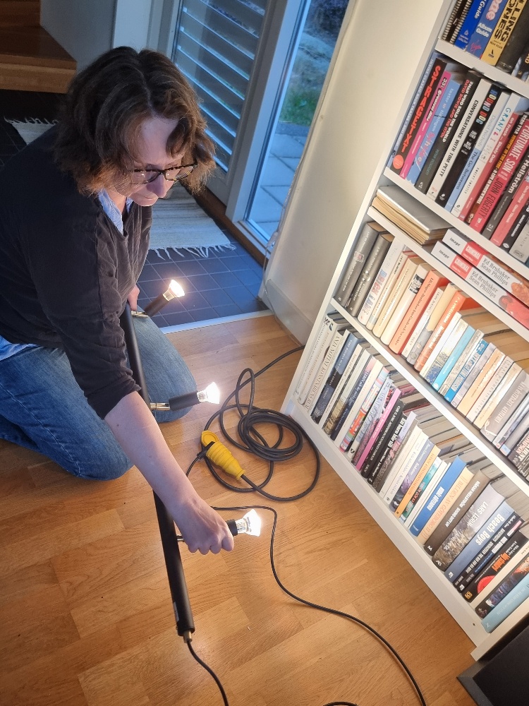 Provbelysning i vardagsrum med ljusdesigner